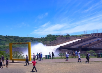 Itaipu com o vertedouro aberto. Foto: Arquivo/IB