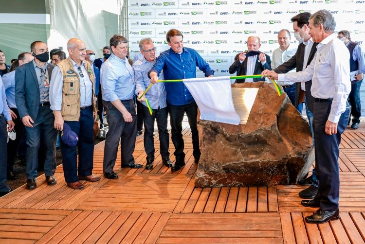 Lançamento da pedra fundamental da duplicação da
BR-469, ontem (27), pelo presidente Jair Bolsonaro, põe fim a antiga reivindicação. Foto: Kiko Sierich/PTI.