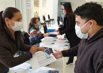 Entrega dos cartões-alimentação com o saldo obtido com as doações antes e durante a live de junho. Foto: Alexandre Palmar/Acifi.