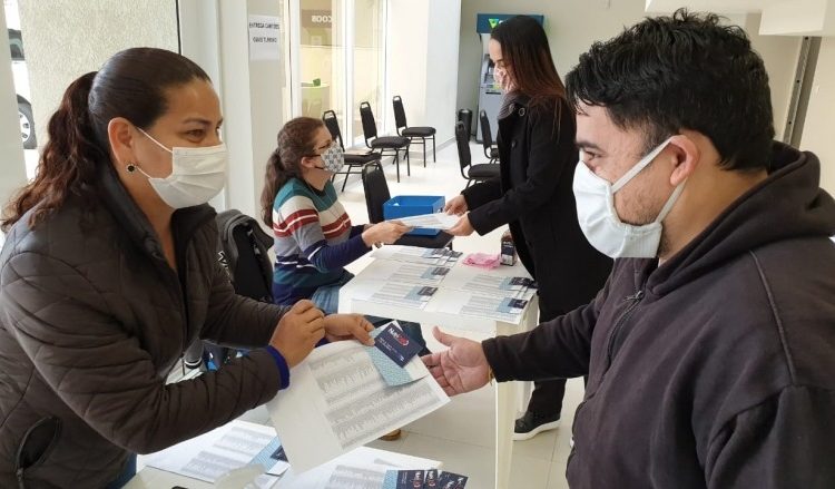 Entrega dos cartões-alimentação com o saldo obtido com as doações antes e durante a live de junho. Foto: Alexandre Palmar/Acifi.