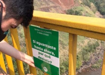 Cartaz sendo fixado na ponte. Foto: jornal La Clave