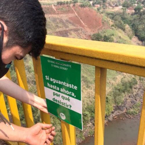 Cartaz sendo fixado na ponte. Foto: jornal La Clave
