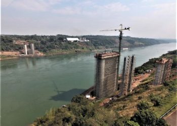 Obras no Paraguai, à esquerda, e no Brasil, à direita. Fotos: Não Viu?
