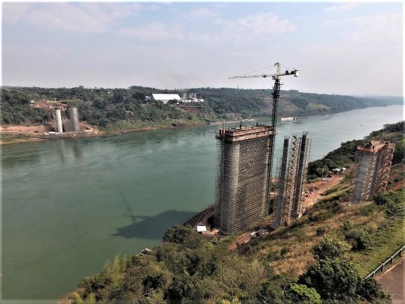 Obras no Paraguai, à esquerda, e no Brasil, à direita. Fotos: Não Viu?