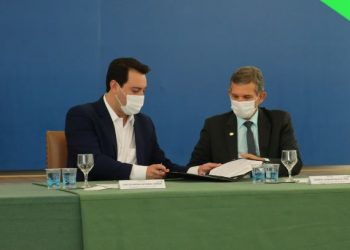 Ratinho Jr, à esquerda, e o general Silva e Luna formalizam a duplicação. Foto: Geraldo Bubniak/AEN PR