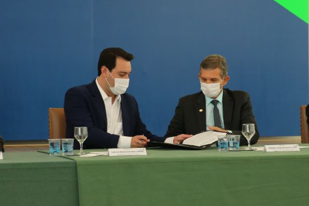 Ratinho Jr, à esquerda, e o general Silva e Luna formalizam a duplicação. Foto: Geraldo Bubniak/AEN PR