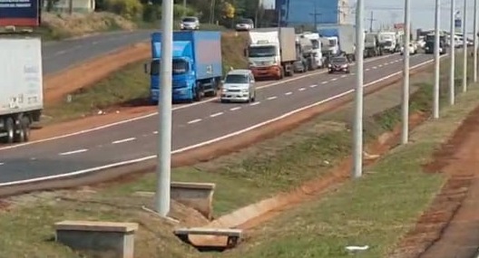 Nesta sexta-feira (11) a fila passou do quilômetro 9, na Ruta Internacional, no Paraguai. (Foto: Cortesia)