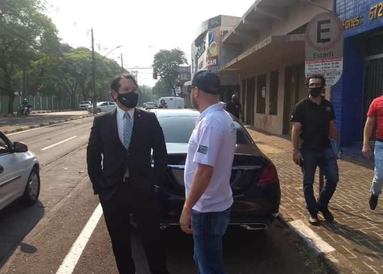 Promotor Marcos Cristiano de Andrade, de terno, acompanha o trabalho do PC. Fotos: Não Viu?
