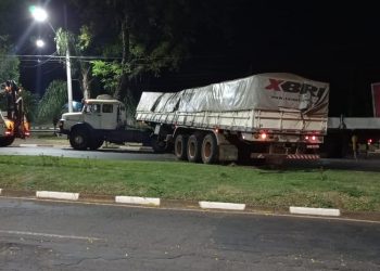 Carreta atravessada na pista. Foto: Não Viu?