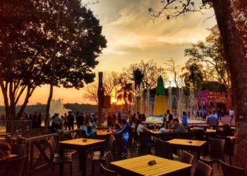 Área aberta do restaurante. Foto Christian Rizzi