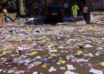 Santinhos jogados no chão. Foto: Fábio Pozzebom/Agência Brasil