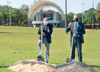 Generais Luiz Felipe Carbonell, à esquerda, e  Silva e Luna. Fotos: Sara Cheida/IB