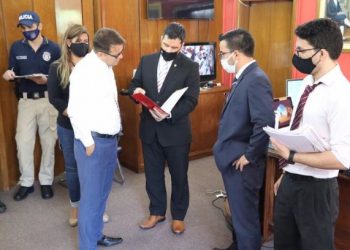 Buscas de documentos no escritório do instituto. Foto: Ministério Público do  Paraguai