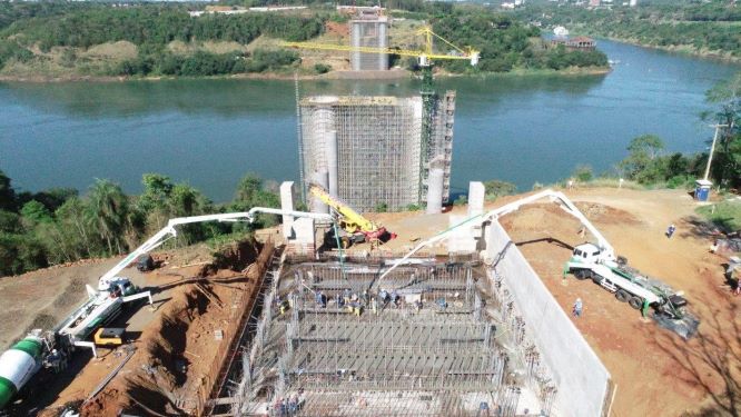 Em primeiro plano a imagem das obras do lado lado paraguaio e, em segundo plano, do lado brasileiro. Foto: