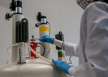 Chamado popularmente de “falsificado” ou “fake”, o álcool em gel com fórmula não apropriada para fins antissépticos, mas que é vendido como tal, continua um problema para o brasileiro durante a pandemia de Covid-19. (Foto: UFPR)