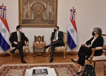 O chanceler Federico González recebeu o encarregado de negócios da embaixada dos Estados Unidos, Joseph Salazar, e a representante da USAID, Evelyn Rodríguez. Foto: Agência IP/Divulgação
