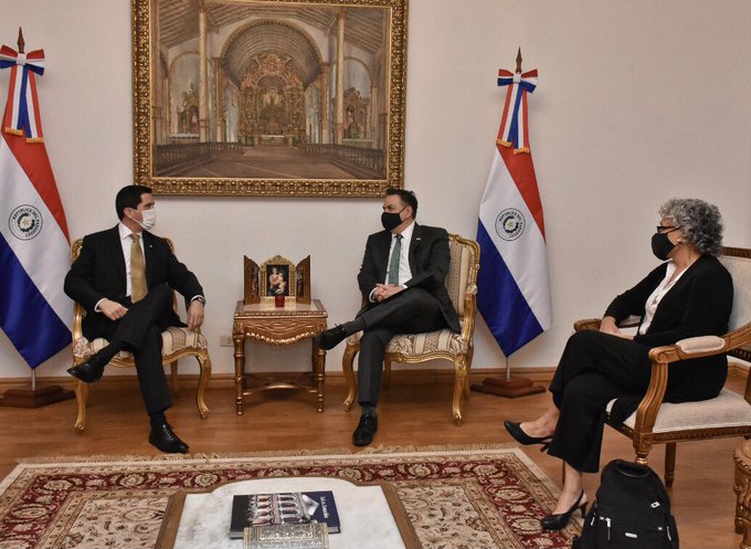 O chanceler Federico González recebeu o encarregado de negócios da embaixada dos Estados Unidos, Joseph Salazar, e a representante da USAID, Evelyn Rodríguez. Foto: Agência IP/Divulgação