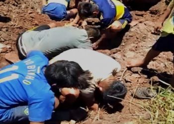 Fotos divulgadas pela imprensa de Puerto Iguazu mostram as famílias desenterrando carne putrefata. Foto: reprodução do GDia