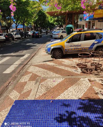 Viatura estacionada irregularmente na
Avenida Brasil. Foto: Não Viu?