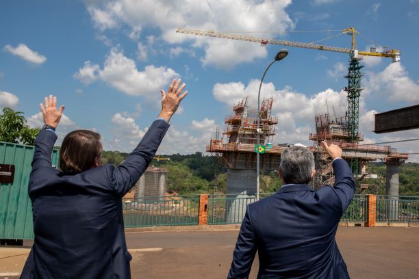 Presidentes acenam para os operários que estão construindo a ponte. Foto: Kiko Sierich/PTI