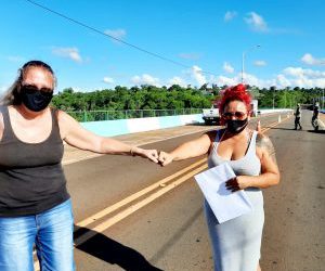 Cris Loose, à esquerda, encontra a jornalista argentina no meio da Ponte Tancredo Neves. Foto: Cris Loose