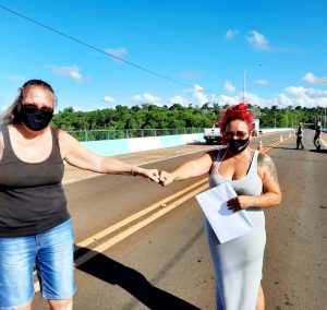 Cris Loose, à esquerda, encontra a jornalista argentina no meio da Ponte Tancredo Neves. Foto: Cris Loose