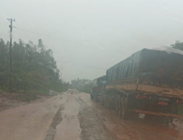 Os motoristas estão parados desde ontem, quando começou um protesto na região de Puerto Indio, onde é feita a travessia de balsa para Santa Helena (PR). (Fotos: Gentileza)