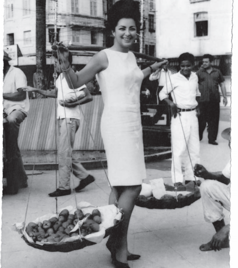Geórgia Gomide em Portugal, curtindo o sucesso da novela Tereza, de 1965. Foto: reprodução do livro Coleção Aplausos Perfil, publicado pelo Governo do Estado de São Paulo em 2008.