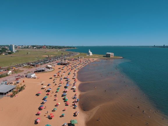 Sistema de bolhas separa os banhista em uma das praias da cidade. Fotos: Prefeitura de Encarnación/Divulgação