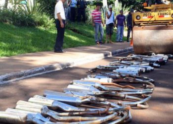 Escapamentos barulhentos sendo destruídos. Foto: Rádio Cultura