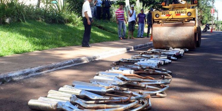 Escapamentos barulhentos sendo destruídos. Foto: Rádio Cultura