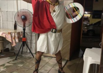 Papi, o anfitrião. no Carnaval de 2021, quando não houve festa, por causa da pandemia, mas ele se fantasiou mesmo assim. Foto: cortesia