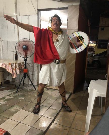 Papi, o anfitrião. no Carnaval de 2021, quando não houve festa, por causa da pandemia, mas ele se fantasiou mesmo assim. Foto: cortesia