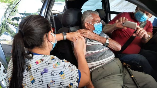 Vacinação de idosos em Foz no sistema de drive-thru Foto: PMFI