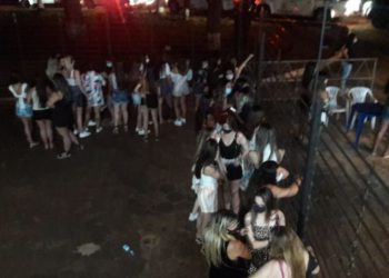 Brasileiros flagrados em  aglomeração ontem (07) à noite. Foto: Reprodução de redes sociais.