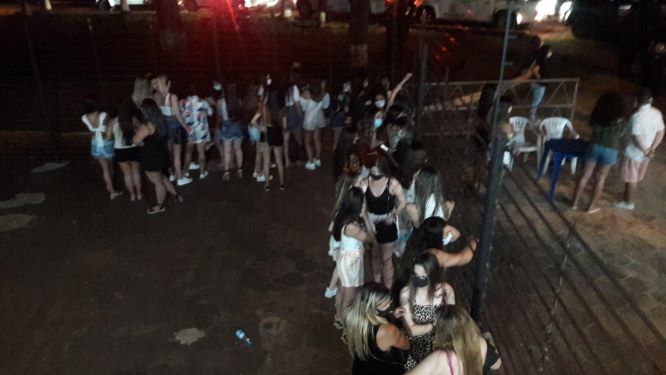 Brasileiros flagrados em aglomeração ontem (07) à noite. Foto: Reprodução de redes sociais.