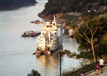 Navio atracado em Puerto Iguazú. Foto: La Clave