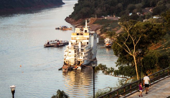 Navio atracado em Puerto Iguazú. Foto: La Clave