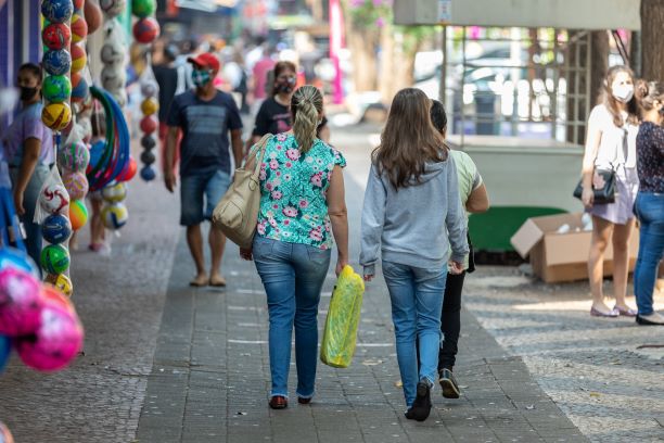 Consumidores na Avenida Brasil. Foto: Kiko Seirich