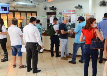 Contribuintes pagam impostos em Ciudad del Este. Foto: prefeitura de CDL