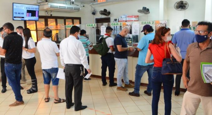 Contribuintes pagam impostos em Ciudad del Este. Foto: prefeitura de CDL