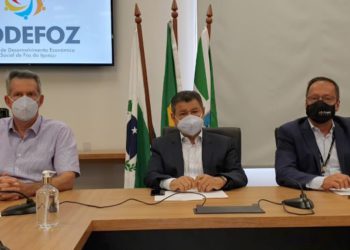 Da esquerda para a direita, Rodiney Alamini, Felipe Gonzalez e coronel Jorge Áureo compõem a nova mesa diretora do Codefoz. Foto Divulgação