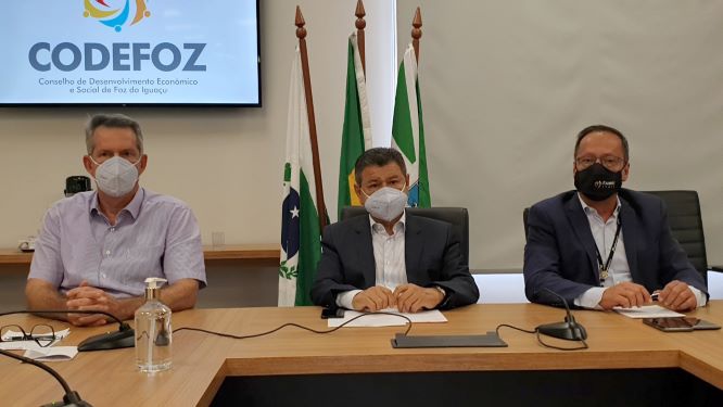 Da esquerda para a direita, Rodiney Alamini, Felipe Gonzalez e coronel Jorge Áureo compõem a nova mesa diretora do Codefoz. Foto Divulgação