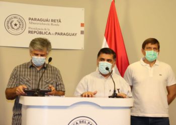 Ministro Borba (no centro da foto), acompanhado do ministro do Interior, Arnaldo Guizzio (à esquerda da foto), e da educação, Juan Manuel Brunetti, anunciou domingo à noite (14) as novas medidas. Foto: Agência IP