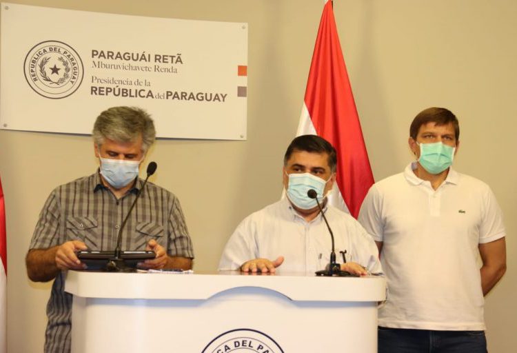 Ministro Borba (no centro da foto), acompanhado do ministro do Interior, Arnaldo Guizzio (à esquerda da foto), e da educação, Juan Manuel Brunetti, anunciou domingo à noite (14) as novas medidas. Foto: Agência IP