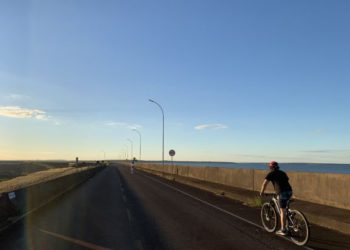 Ciclistas na crista da barragem de Itaipu. Foto: Divulgação.