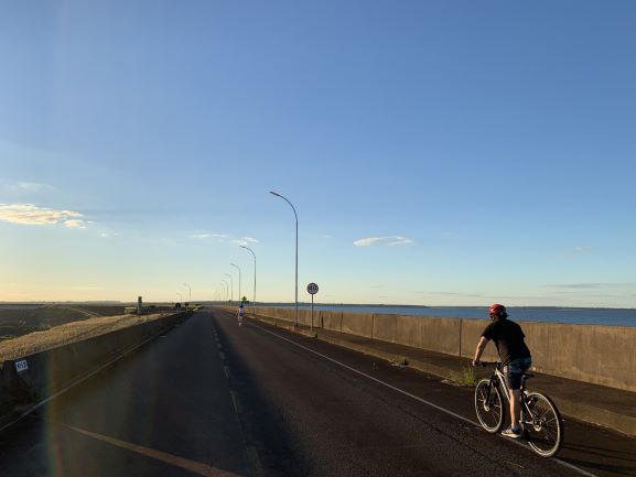 Ciclistas na crista da barragem de Itaipu. Foto: Divulgação.