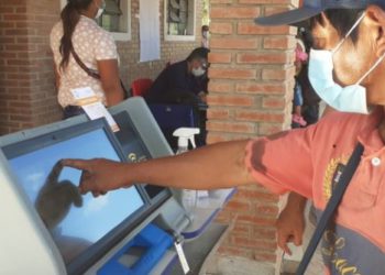Comunidades indígenas do Paraguai aprendem a utilizar a urna eletrônica. Foto: divulgação/Justiça Eleitoral.