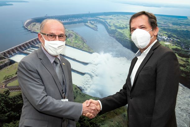 Novo general da Itaipu (á esquerda) e o prefeito Chico Brasileiro. Foto: Rubens Fraulini/IB