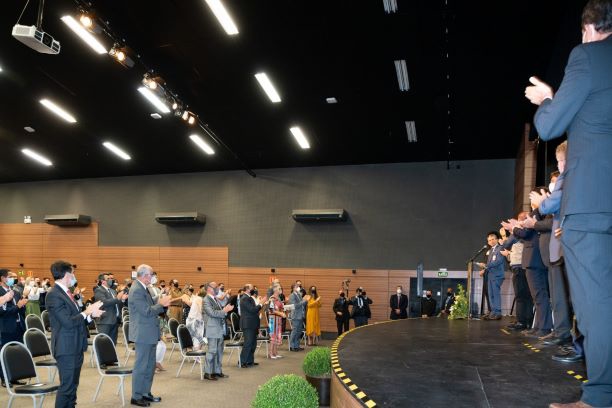 General é aplaudido de pé. foto: Sara Cheida/IB